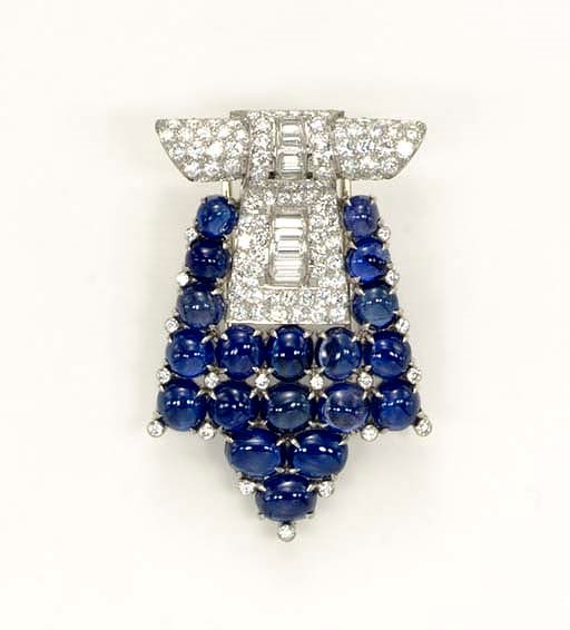 AN ART DECO SAPPHIRE AND DIAMOND BROOCH
