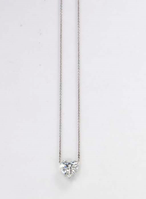 A DIAMOND PENDANT NECKLACE