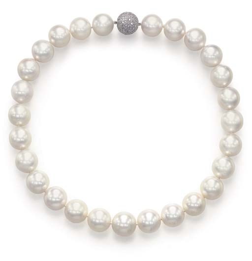A CULTURED PEARL NECKLACE