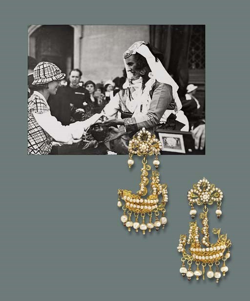 A PAIR OF ANTIQUE PEARL EAR PENDANTS