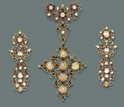 AN ANTIQUE GARNET AND PEARL DEMI-PARURE