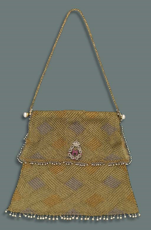 AN ANTIQUE GOLD, PEARL AND DIAMOND EVENING BAG, BY MUSY