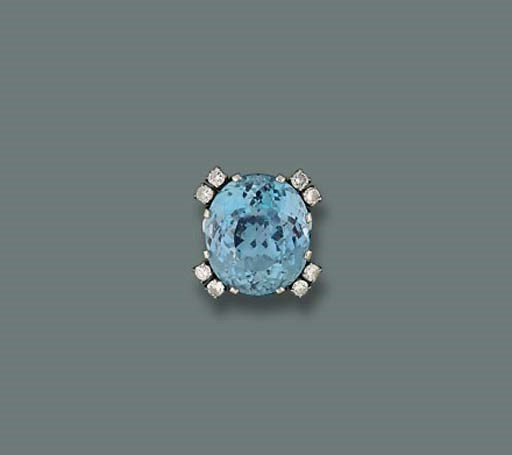AN AQUAMARINE AND DIAMOND RING