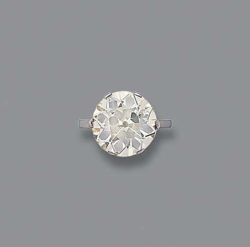 A DIAMOND SINGLE-STONE RING