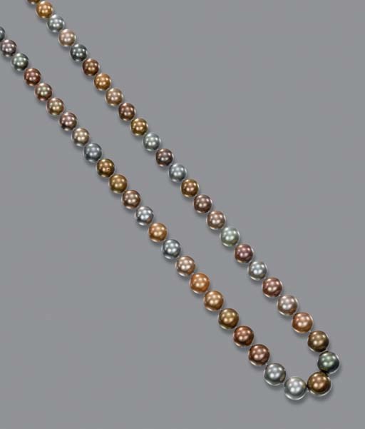 A MULTI-COLOURED CULTURED PEARL NECKLACE