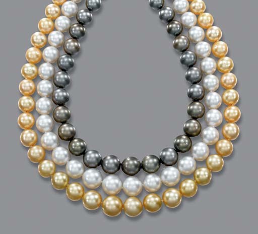 A CULTURED PEARL NECKLACE