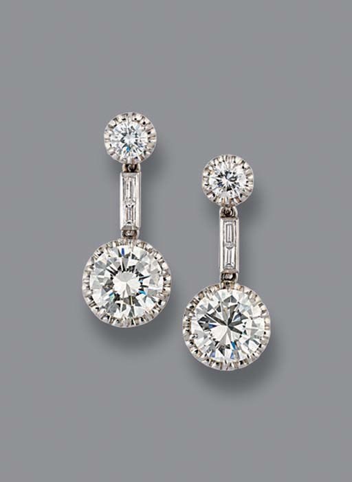 A PAIR OF DIAMOND EAR PENDANTS