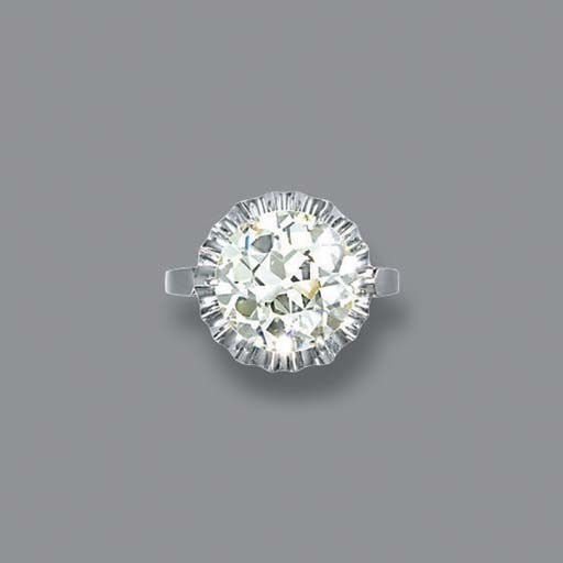 A DIAMOND SINGLE-STONE RING