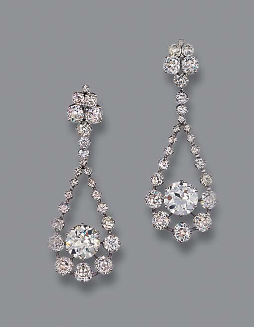 A PAIR OF DIAMOND EAR PENDANTS