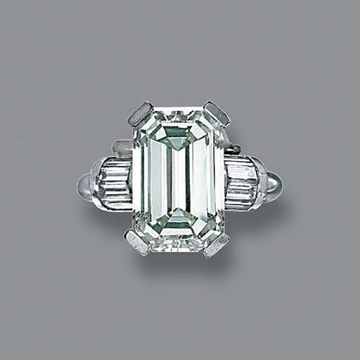 A DIAMOND SINGLE-STONE RING