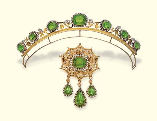 AN ANTIQUE PERIDOT AND SEED PEARL DEMI-PARURE