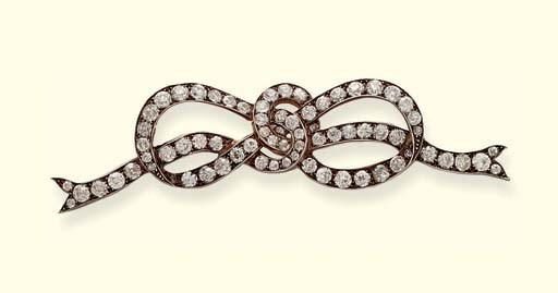 AN ANTIQUE DIAMOND BOW BROOCH