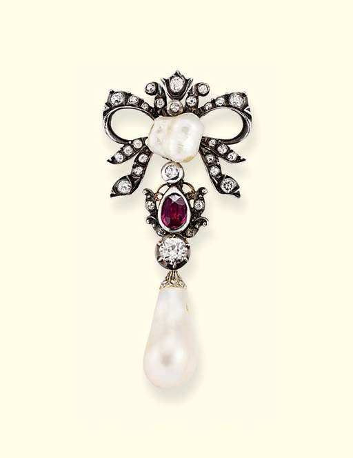 AN ANTIQUE DIAMOND, PEARL AND GARNET BROOCH