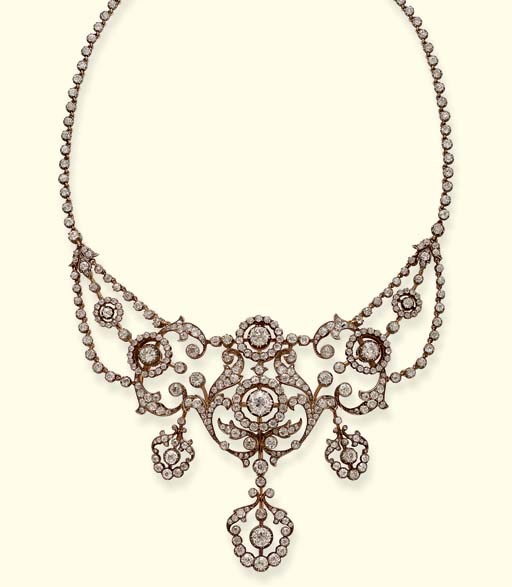 AN ANTIQUE DIAMOND NECKLACE