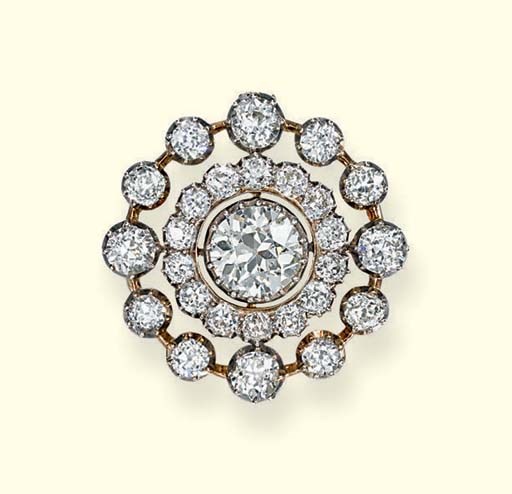 AN ANTIQUE DIAMOND BROOCH