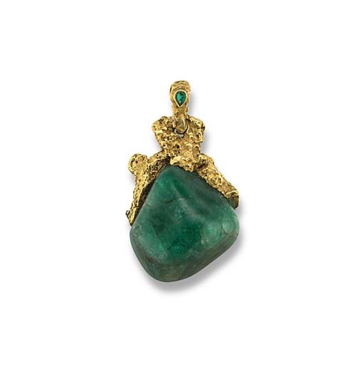 AN INTERESTING EMERALD AND GOLD PENDANT