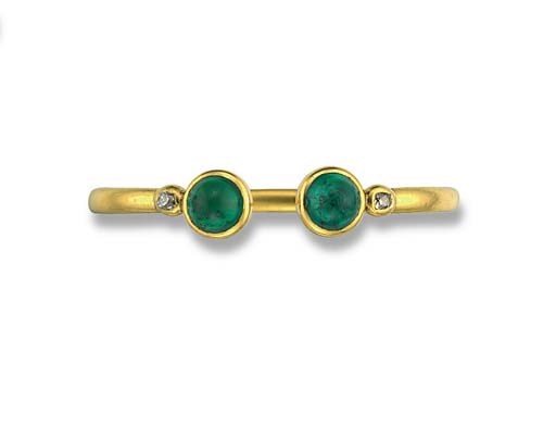 AN ANTIQUE EMERALD AND DIAMOND GOLD BANGLE