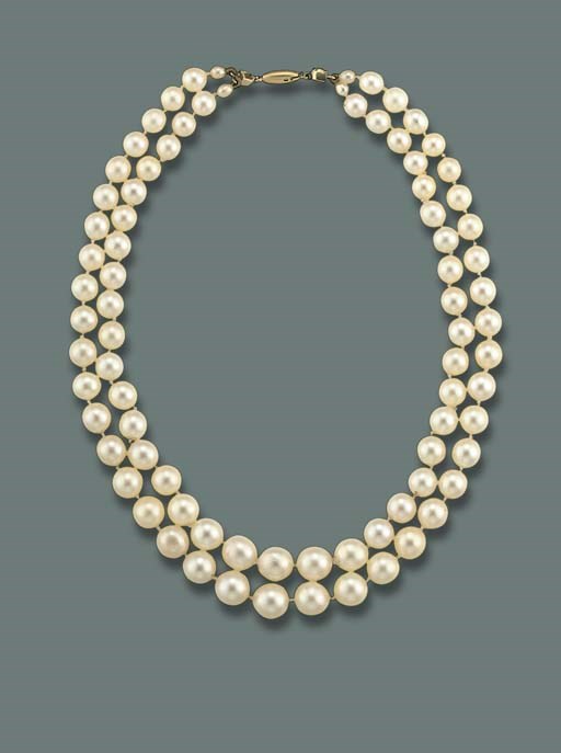 A CULTURED PEARL NECKLACE