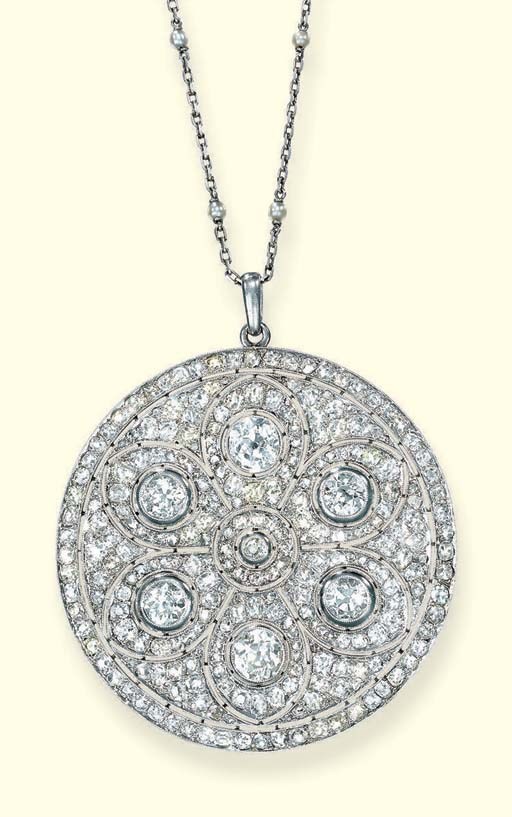 A BELLE EPOQUE DIAMOND PENDANT BROOCH