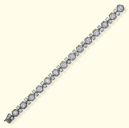 AN ART DECO DIAMOND BRACELET