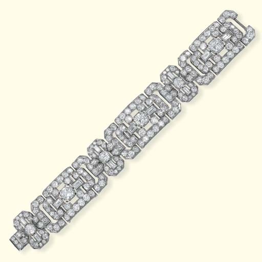 AN ART DECO DIAMOND BRACELET