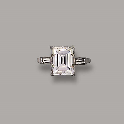 A DIAMOND SINGLE-STONE RING