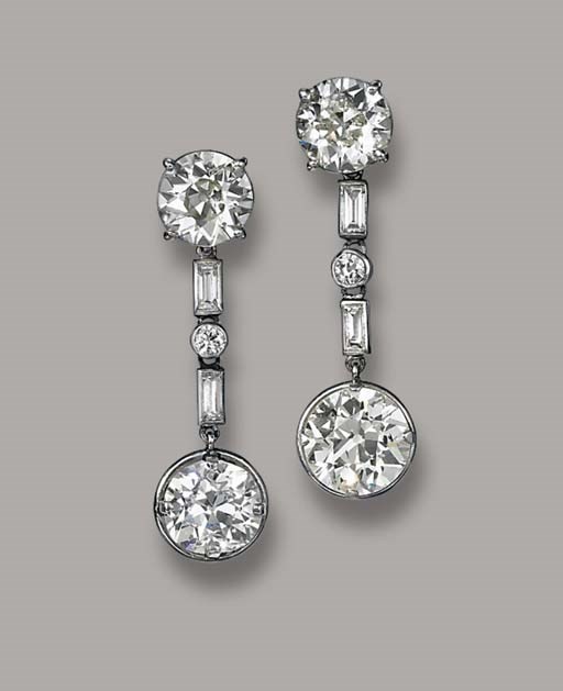 A PAIR OF DIAMOND EAR PENDANTS