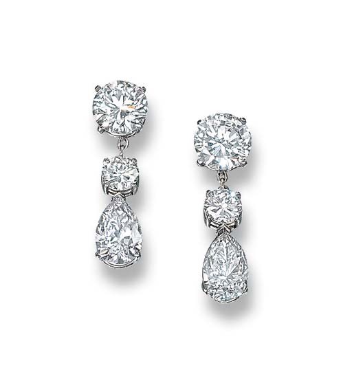 A PAIR OF DIAMOND EAR PENDANTS