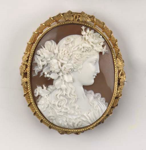 AN ANTIQUE CAMEO BROOCH