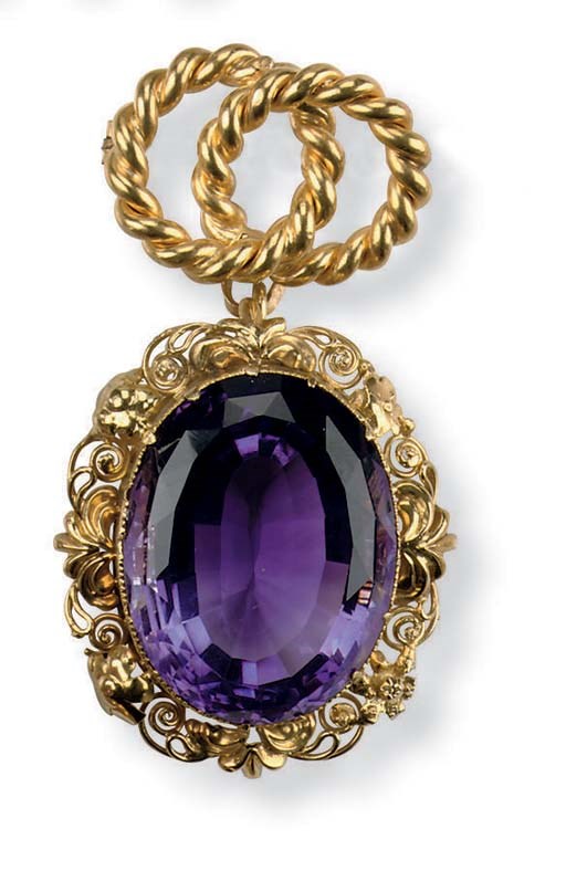 AN ANTIQUE AMETHYST PENDANT
