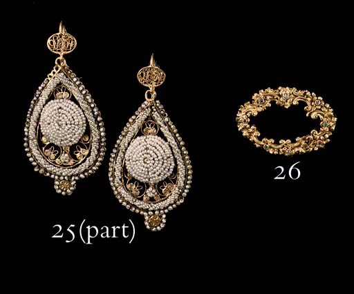 A COLLECTION OF ANTIQUE JEWELLERY