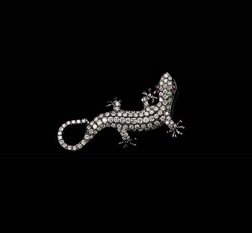 A DIAMOND LIZZARD BROOCH