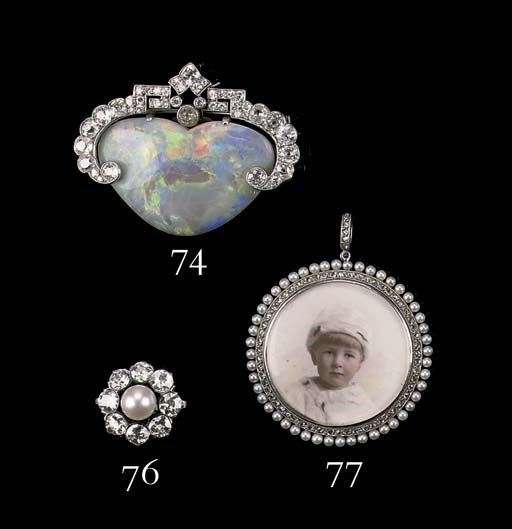 AN ANTIQUE PEARL AND DIAMOND RING