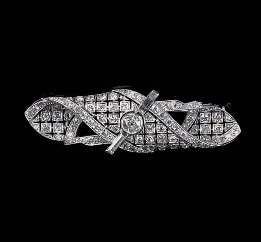 AN ART DECO DIAMOND BROOCH