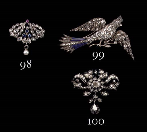 AN ANTIQUE ROSE-CUT DIAMOND BROOCH