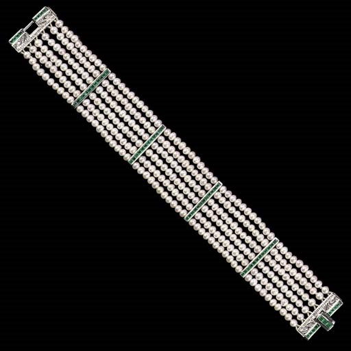 AN EMERALD AND CULTURED PEARL BRACELET