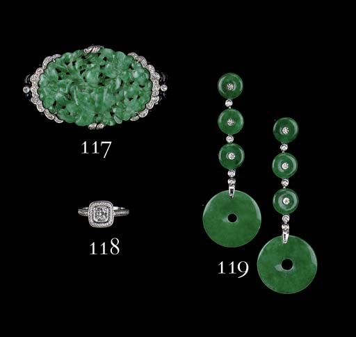 A PAIR OF JADE EARRINGS