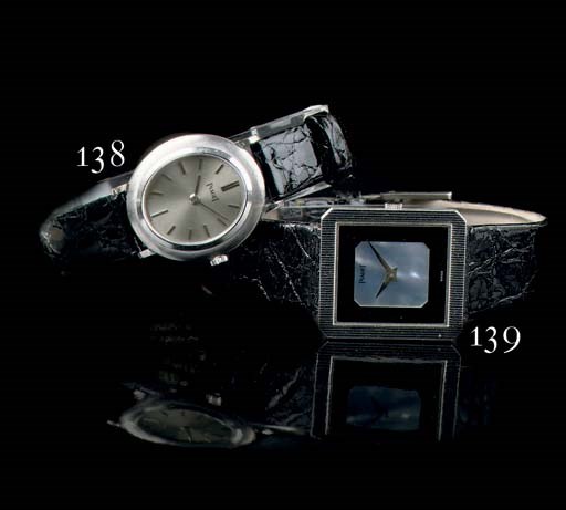 A LADY'S 18K WHITE GOLD OVAL WRISTWATCH, BY PIAGET
