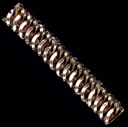 A RETRO GOLD BRACELET