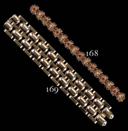 A RETRO GOLD BRACELET