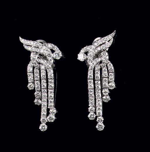 A PAIR OF DIAMOND EARCLIPS