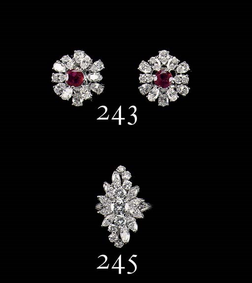A DIAMOND CLUSTER RING