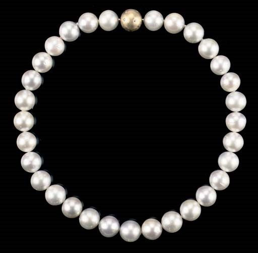 A SOUTH SEA CULTURED PEARL NECKLACE