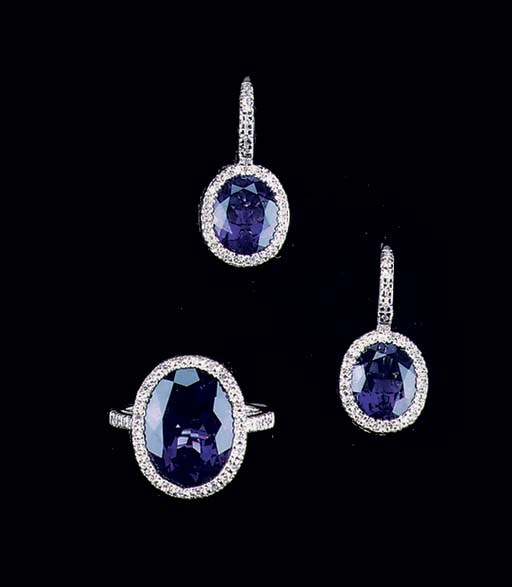 AN AMETHYST RING AND PAIR OF MATCHING EARRINGS