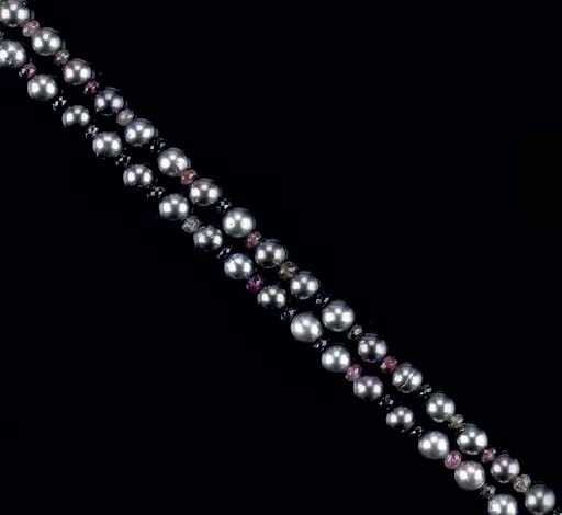 A CULTURED PEARL AND TOURMALINE NECKLACE
