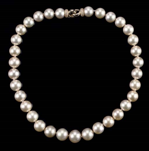 A GOLD SOUTH SEA CULTURED PEARL NECKLACE