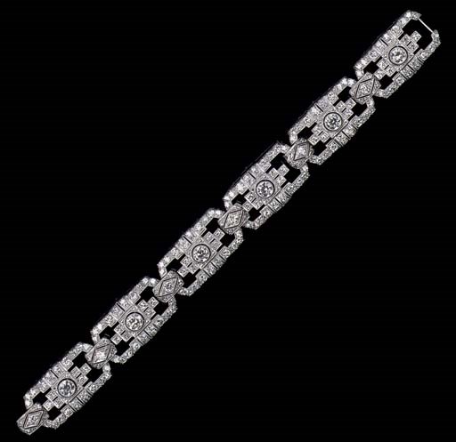 AN ART DECO DIAMOND BRACELET