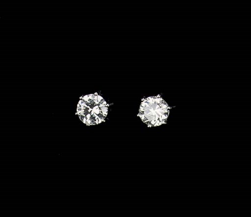 A PAIR OF DIAMOND EARSTUDS