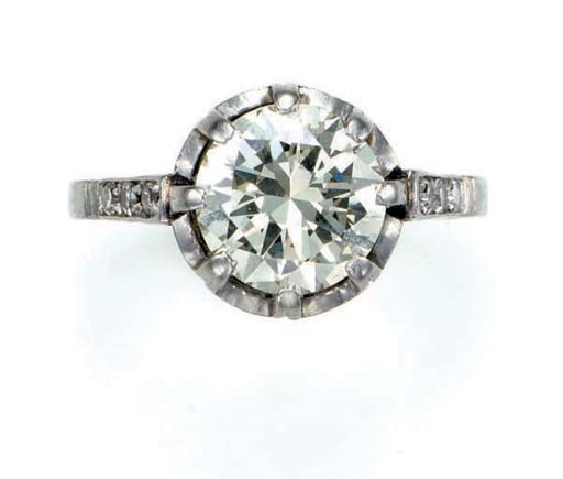 A DIAMOND AND PLATINUM RING