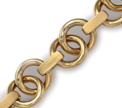 AN 18K GOLD BRACELET
